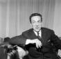 Eduardo De Filippo mentre fuma una sigaretta; pian ...