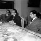 Eduardo De Filippo seduto al tavolo con due suoi c ...