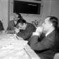 Eduardo De Filippo pensieroso; al suo fianco i col ...