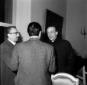 Eduardo e Peppino De Filippo parlano con un uomo ( ...