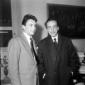 Eduardo De Filippo posa con un uomo