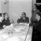 Eduardo e Peppino De Filippo seduti al tavolo con  ...