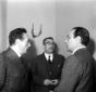 Eduardo e Peppino de Filippo conversano con un uom ...