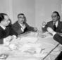 Peppino De Filippo seduto al tavolo dei lavori