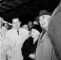 Alberto Sordi in mezzo ad un folto gruppo di perso ...