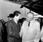 De Sica e Helfer si stringono la mano