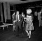 Catherine Denuve all'interno dell'aeroporto con un ...