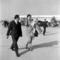 Rika Dialina sulla pista dell'aeroporto con un maz ...