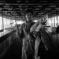 Rika Dialina all'interno dell'aeroporto con un maz ...