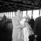 Rika Dialina all'interno dell'aeroporto con un maz ...