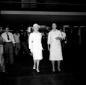Marlene Dietrich all'interno dell'aeroporto di Fiu ...