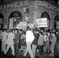 Manifestanti davanti alla sede dell'American Expre ...