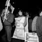 Manifestanti con cartelli e striscioni di protesta