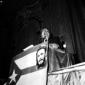 Levi parla dal palco ornato con la bandiera e cuba ...