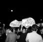 Manifestanti all'esterno con striscioni antiameric ...