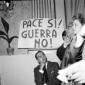 Partecipanti alla manifestazione in un interno acc ...