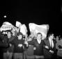 Manifestanti all'esterno con bandiere cubane e car ...