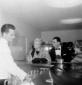 Anita Ekberg e Giambartolomei al bancone del bar