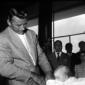 Richard Egan all'interno dell'aeroporto con il fig ...