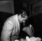 Richard Egan all'interno dell'aeroporto con il fig ...