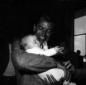 Richard Egan tiene in braccio il figlioletto