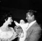 Richard Egan all'interno dell'aeroporto con la mog ...