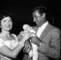 Richard Egan con la moglie ed il figlioletto