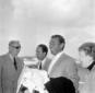 Richard Egan sulla pista dell'aeroporto con il fig ...