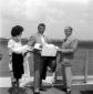 Richard Egan all'aeroporto con Raul Walsh, la mogl ...