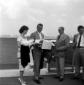 Richard Egan all'aeroporto con Raul Walsh, la mogl ...