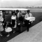 Richard Egan all'aeroporto con la moglie ed il fig ...