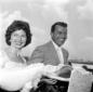 Richard Egan con la moglie ed il figlioletto