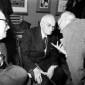 Luigi Einaudi si intrattiene con alcuni dei presen ...