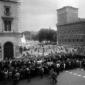 Grande folla a piazza Venezia ai funerali di Luigi ...