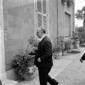 Un partecipante ai funerali di Luigi Einaudi si av ...