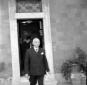 Un uomo esce dall'abitazione di Luigi Einaudi; die ...