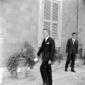 Giulio Einaudi entra nella villa