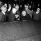 Ida Einaudi mentre entra in un'automobile