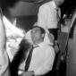 Morris Ergas seduto all'interno dell'aereo