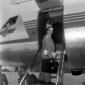 Morris Ergas sulla scaletta dell'aereo