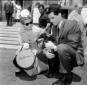 John Gavin e Cecyl Evans accovacciati accarezzano  ...