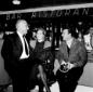 Franco Fabrizi seduto al bar dell'aeroporto con un ...