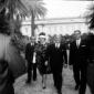 Fanfani con la moglie nei giardini del Quirinale p ...
