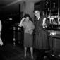 Fellini con una donna al bar dell'aeroporto