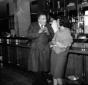 Fellini conversa con una donna al bar dell'aeropor ...