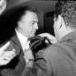Fellini con un giornalista che gli sistema un micr ...