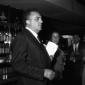 Fellini al bar dell'aeroporto intervistato dai gio ...