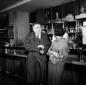 Fellini conversa con una donna al bar dell'aeropor ...