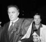 Fellini circondato da giornalisti