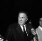 Fellini intervistato dai giornalisti
